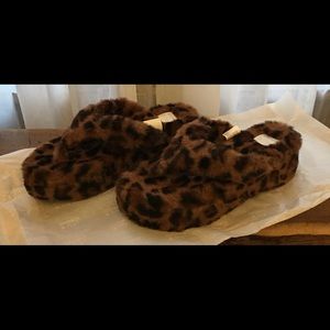 Crown & ivy leopard print faux fur slippers new in box
